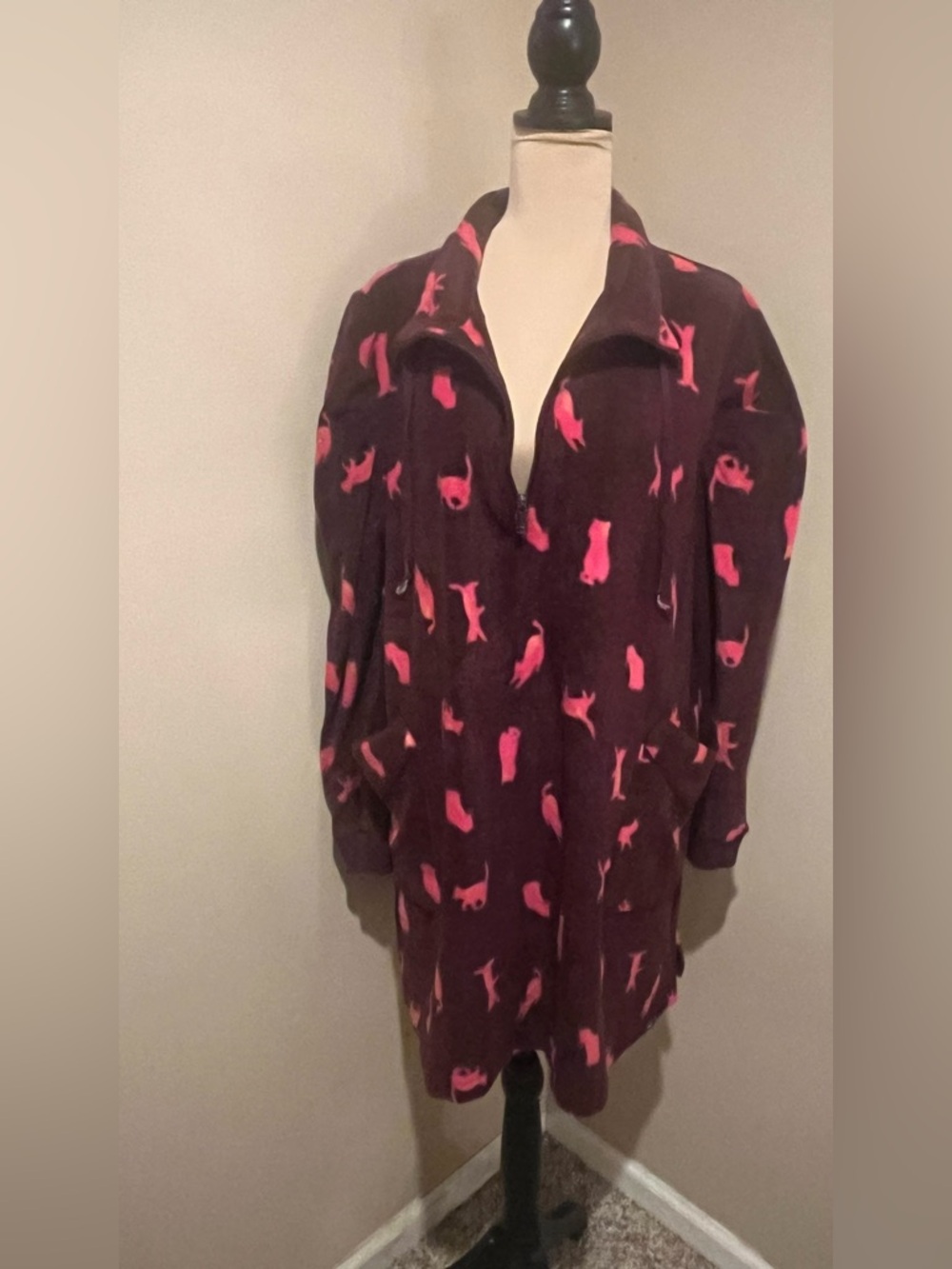 LUG Cozy Plum Fleece Lounger 1/2 zip Pink Cat Detail, reader strap, size Large
